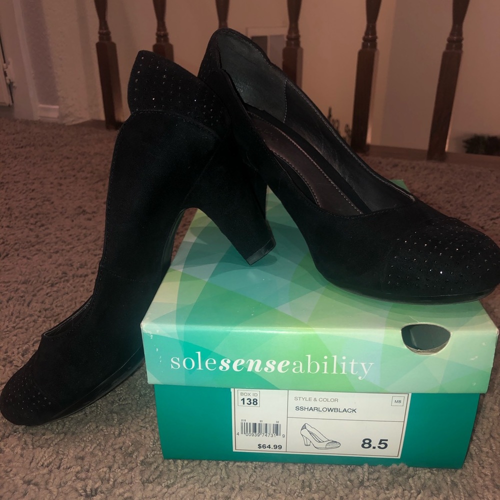 Size 8.5 black pumps